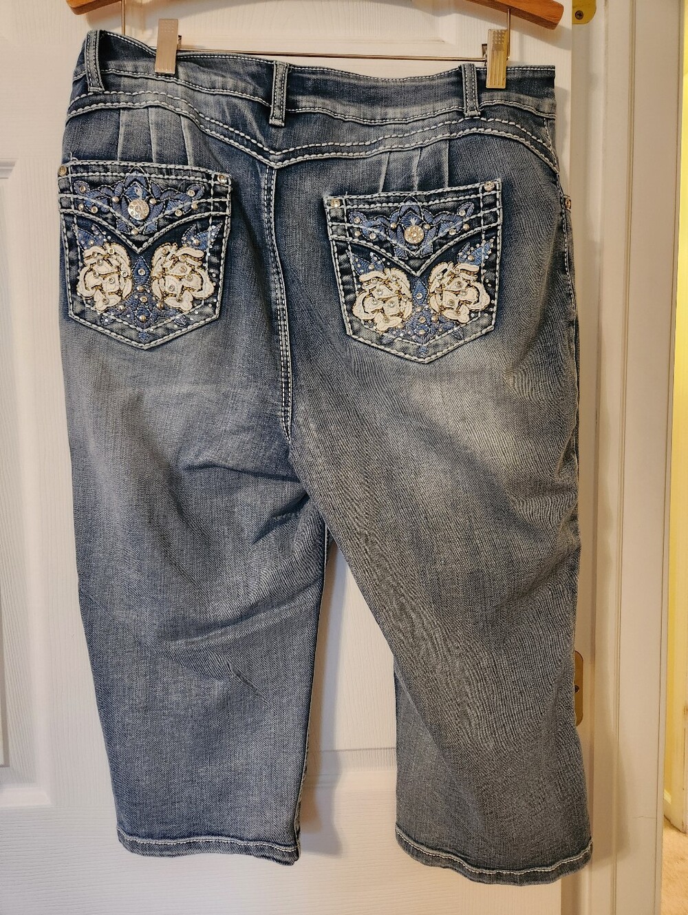 Blue Savvy, Women’s capris with Decorative Back Pockets, sz 16w